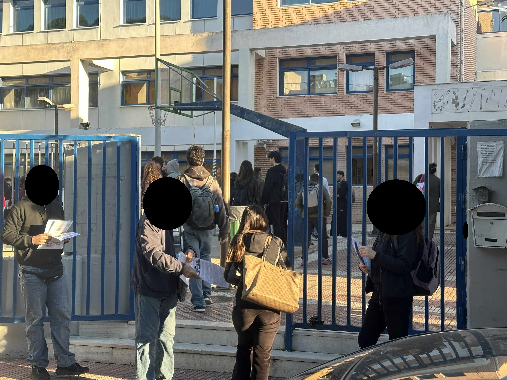Παρεμβάσεις σε σχολεία των δυτικών προαστίων και του Πειραιά για την επέτειο του Πολυτεχνείου