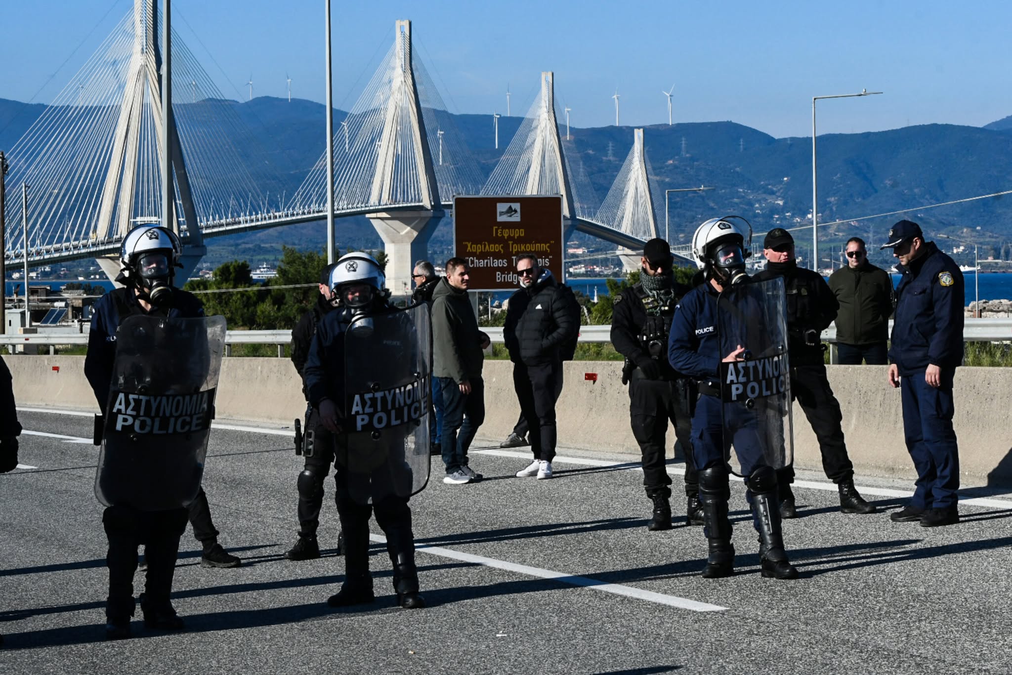 Η αλληλεγγύη το όπλο μας - Η καταστολή δεν θα περάσει. Καμία δίωξη για την αγροτική κινητοποίηση στην γέφυρα Ρίου - Αντιρρίο